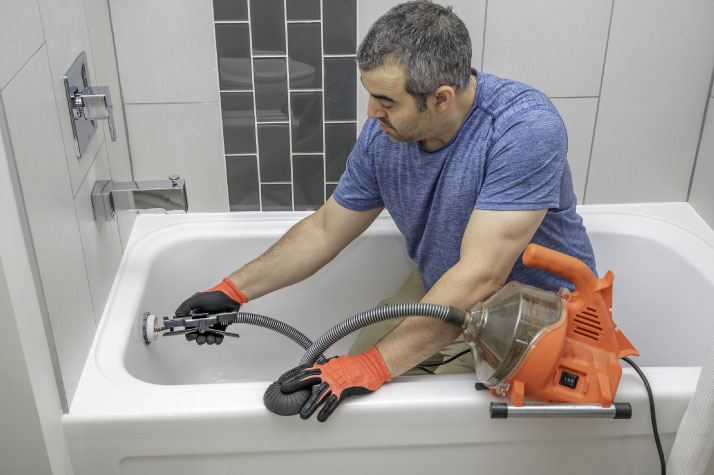 Curage et entretien d'une canalisation de baignoire