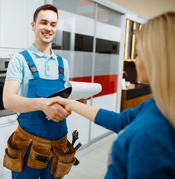 Deboucheur professionnel et cliente après une prestation