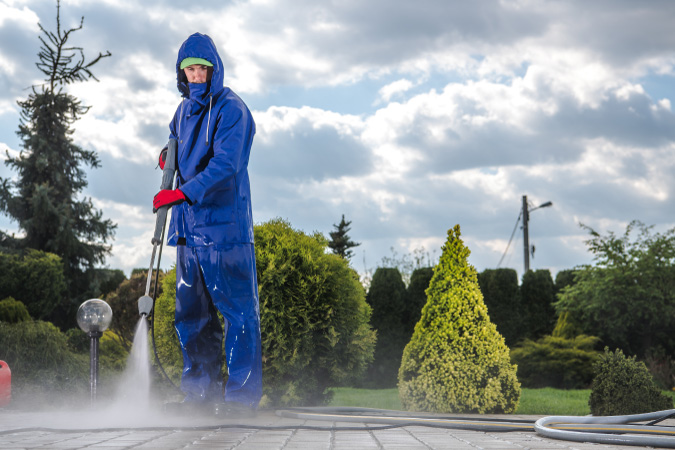 Professionnel effectuant un nettoyage de terasse